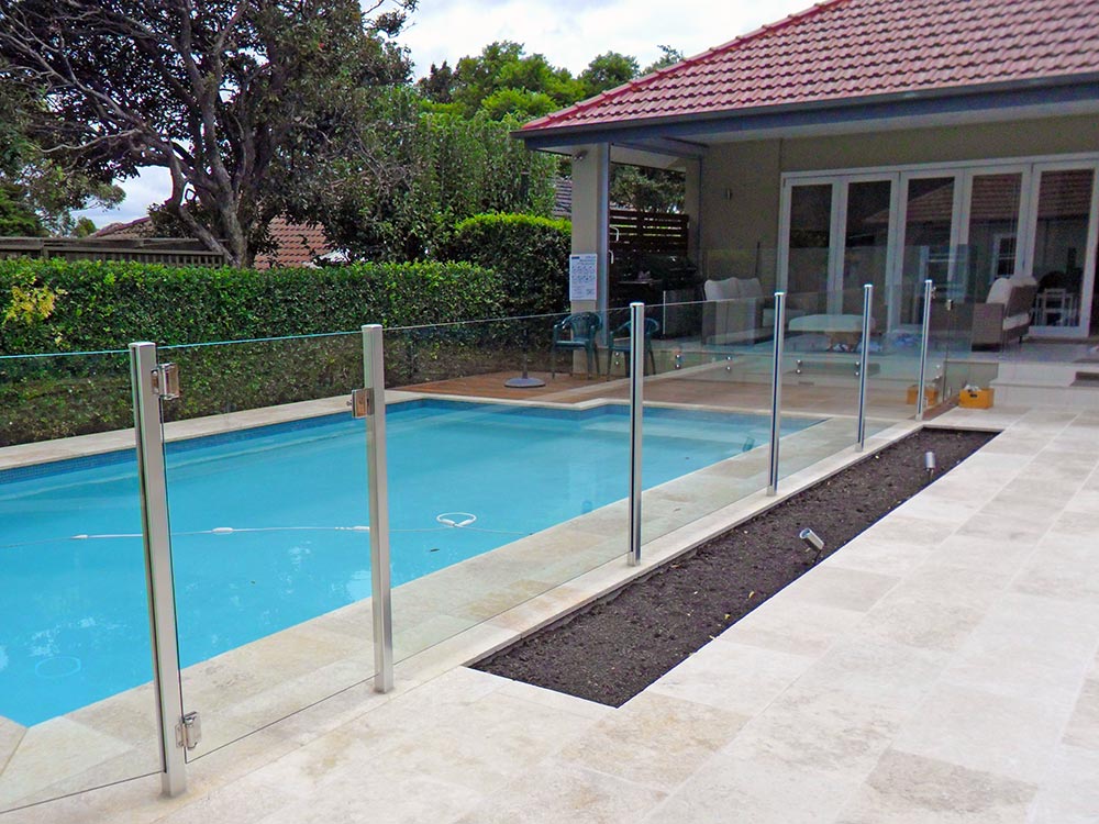 نرده شیشه‌ ای هیبرید