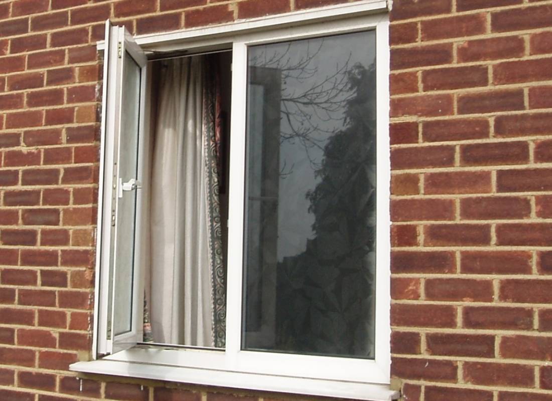 پنجره UPVC تک حالته